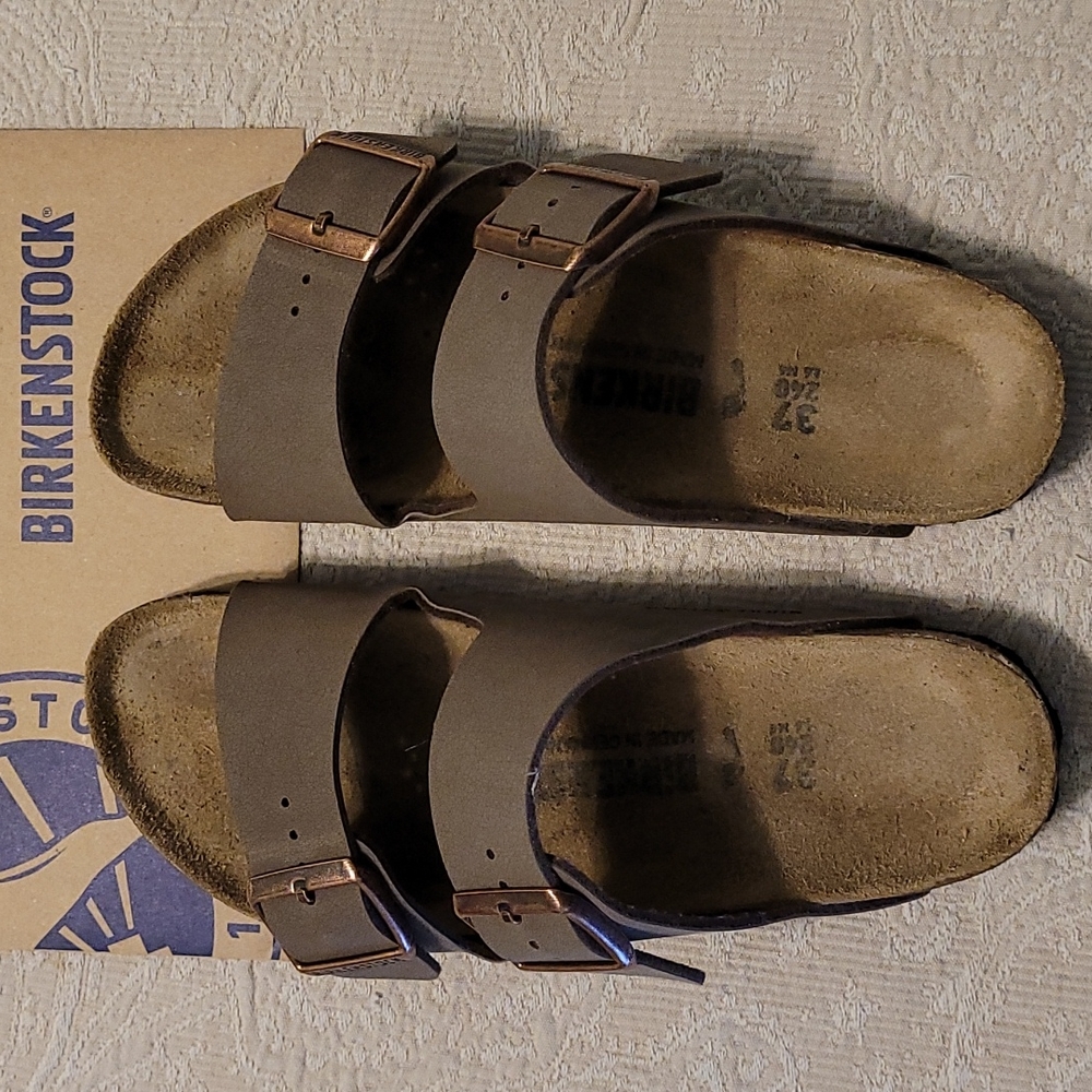 Birkenstock Arizona Sandals. Size 6, Narrow fit. Mocca